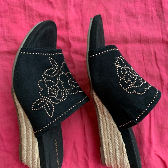 Taryn Rose Harriet Mule (Size: 7B) Black with Gold embellishment in Rose design - Picture 3 of 7